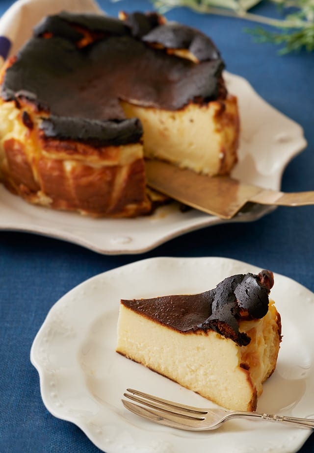 材料5つ こんがりバスク風チーズケーキ