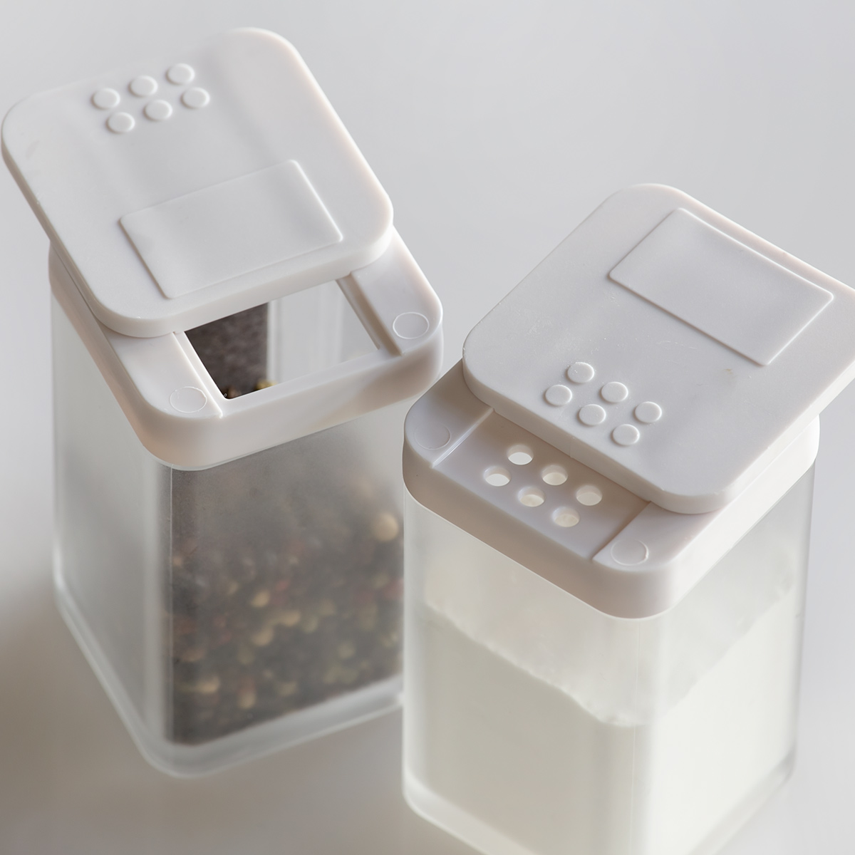 ダイソーの磁石付き小麦粉スパイスボトルレビュ