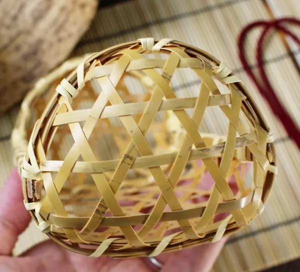 三角形にお菓子を入れてプチギフト！テトラ型ラッピングの作り方を初心者でも分かりやすく解説！YUKACHEESEのラッピング講座