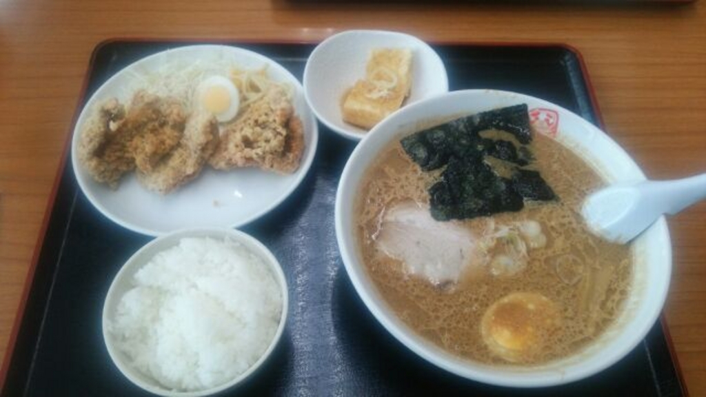 三笠のオススメ道の駅グルメ6選!道の駅として北海道で第1号に認定された三笠。 美味しいものいっぱいの道の駅三笠で、この夏食べてほしいオススメ道の 駅グルメをご紹介! 1.三笠石炭ざんぎ <きいろいくるま> 炭鉱町・三笠といえば石炭。その黒さを再現した唐揚げ