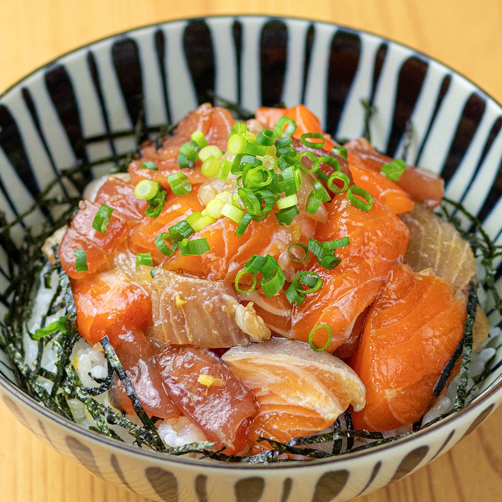 ハワイの伝統料理「ポキ」をのどごしの良いさぬきうどんの上にオン！🐟🌺 夏にさっぱり食べたいサラダうどんに。 めんつゆとごまの香りが食欲そそります🤤『ポキ風サラダうどん』 ーーーーーーーーーーーーーーーーーーーー □材料 1人分 □ うどん 1玉 マグロ 刺身用