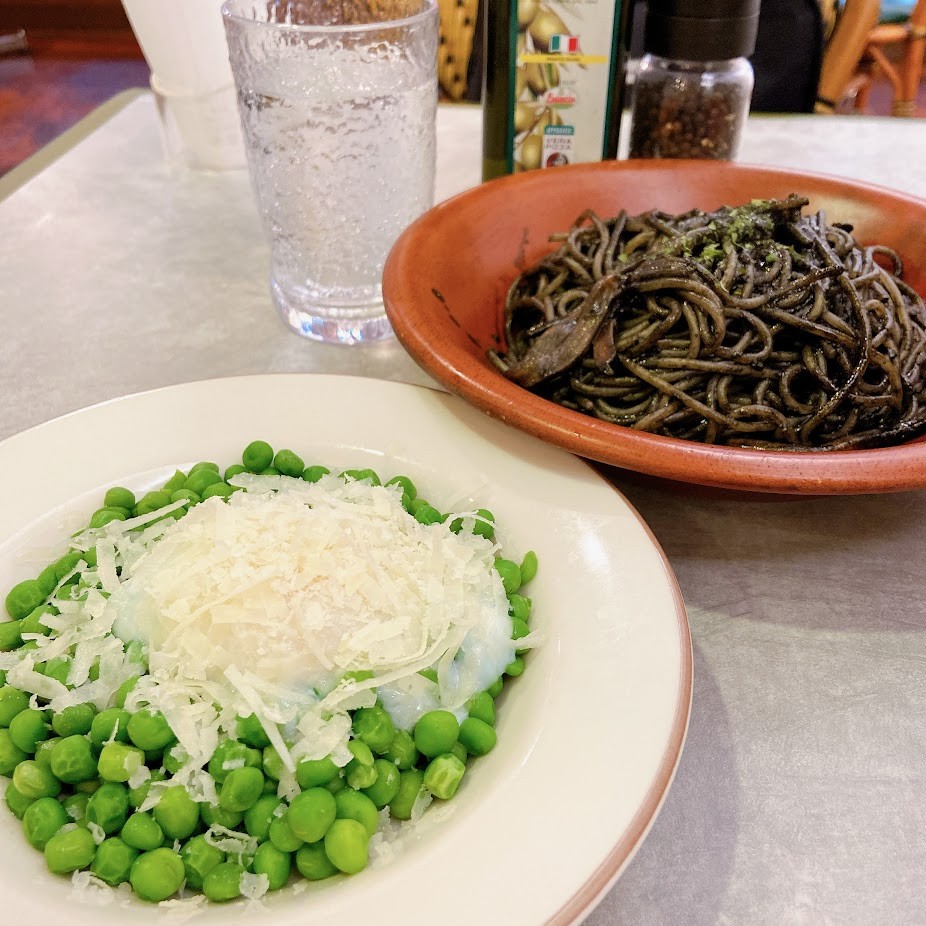 🍴あの店のあの料理🍴 東洋経済オンライン連載『シン・定番ごはん』では、 サイゼリヤの定番前菜をヒントにした 「グリーンピースの温サラダ」をご紹介しました。冷凍庫にある食材で手軽に作れるのに、 驚くほど奥行きのある味わいに。 ワインのお供にもぴったりです