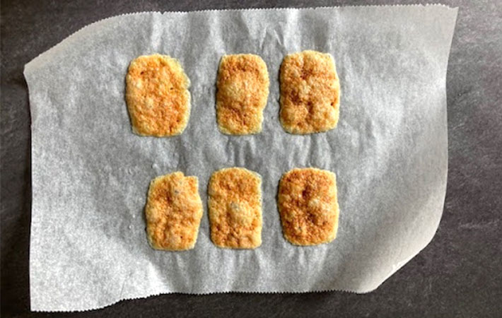 レシピあり 冷めても固まらないチーズソース ナゲットソースに！ ハンバーグなどのソースにも！材料・牛乳 100ml ・薄力粉 小さじ1・チェダースライスチーズ 4枚作り方1.薄力粉と牛乳の半量を耐熱容器に入れてダマがなくなるまでよく混ぜ合わせる。 2.ラップ