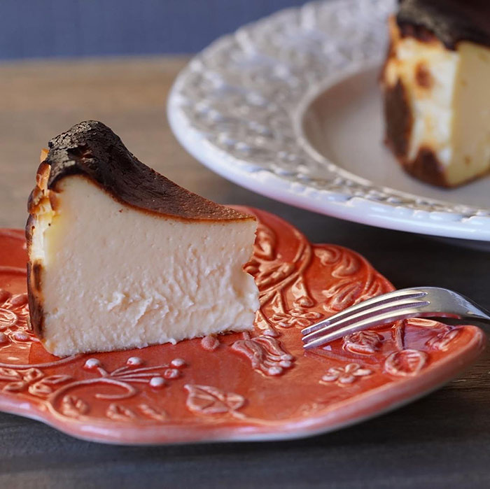 簡単なのにおしゃれ＊真っ黒なビジュアルが気になる「バスクチーズケーキ」 2ページ目キナリノ