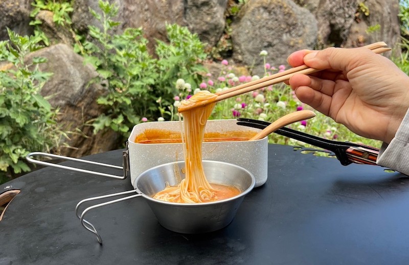 麻婆豆腐とうどんを組み合わせた料理を紹介！簡単ランチに最適食・料理オリーブオイルをひとまわし