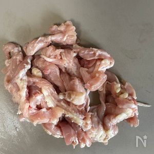 今日の夜ごはん ⚫︎せせりのねぎ塩レモン焼き ⚫︎ピーマンと卵の炒め物 ⚫︎マカロニサラダ ⚫︎オクラの味噌汁 ⚫︎ふりかけごはん ⚫︎メロンなかなか普段出来ない事。次男と一緒にお料理🔪 あまり料理に興味ないけど、嫌いではないみたい👦 せせりは最近家族皆で