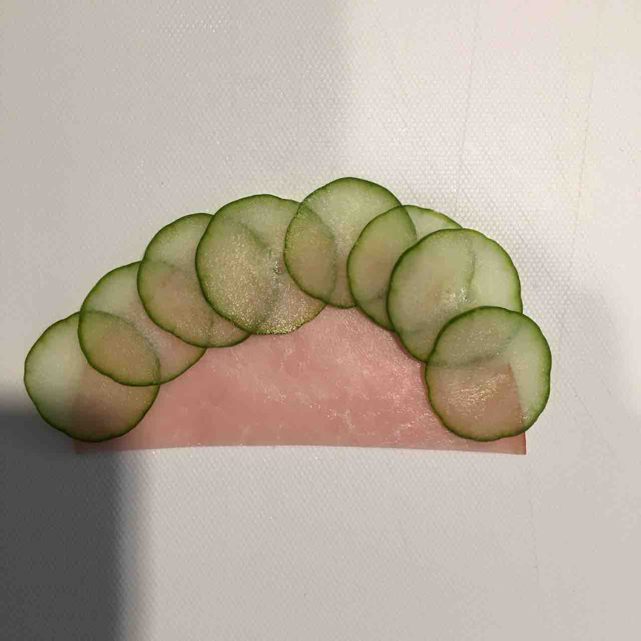 お弁当を華やかに♪簡単ハムきゅうり巻き☆