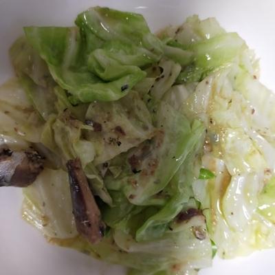 📝レシピ⇩キャベツのオイルサーディン焼き 材料 ⚫︎キャベツ 1 4個 ⚫︎イワシのオイルサーディン 1缶 ⚫︎にんにく 1片 調味料⚫︎スパイスソルト 適量ふー塩 を使用しています 作り方 ①キャベツはざく切り、ニンニクはみじん切りにする ②鍋に材料を入れ、調味料