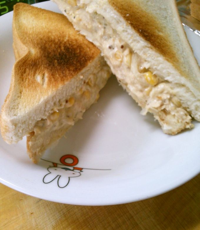 ツナマヨコーンとトマトのサンドイッチの写真素材FYI07704388ストックフォトの Qlean Market キュリンマーケット