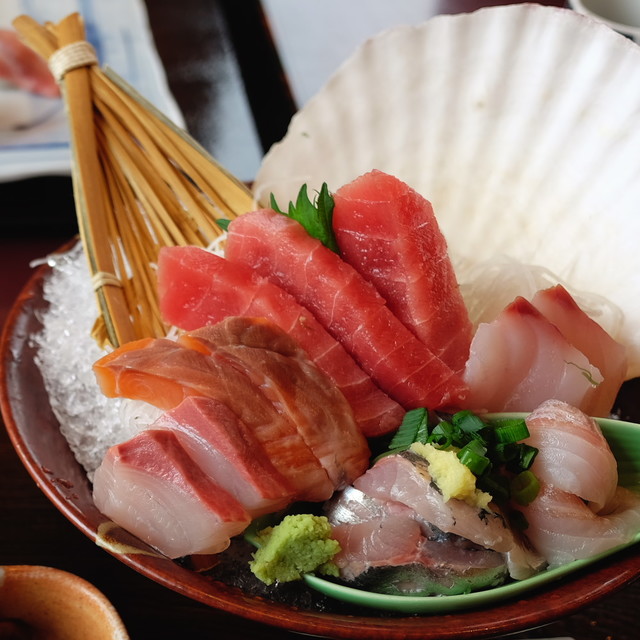 森の中にあるポツンと一軒家はアートに溢れたおしゃれカフェ, @fujisan_channel 行きたいお店の参考にしてね,今回ご紹介するのは「養老の森 雫カフェ」さんです！, 道志のキャンプ場の中にあるおしゃれなカフェです。,木で作られた素敵な一軒家の大きな窓からは自然溢れる景色を見られます。, 開放感のあるテラスにはブランコや焚き火台などがあります。,