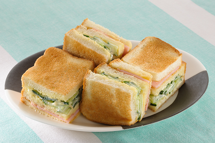 きゅうりとハムとチーズのピリ辛サンド