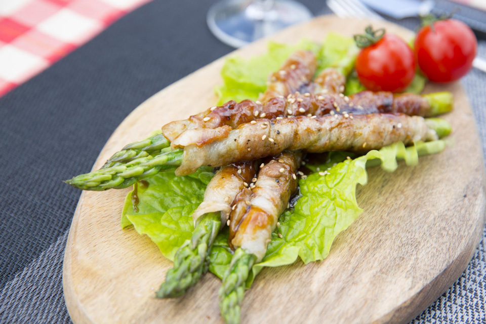 シェフの技 プロはここが違う<旬を味わい尽くす>アスパラの下処理