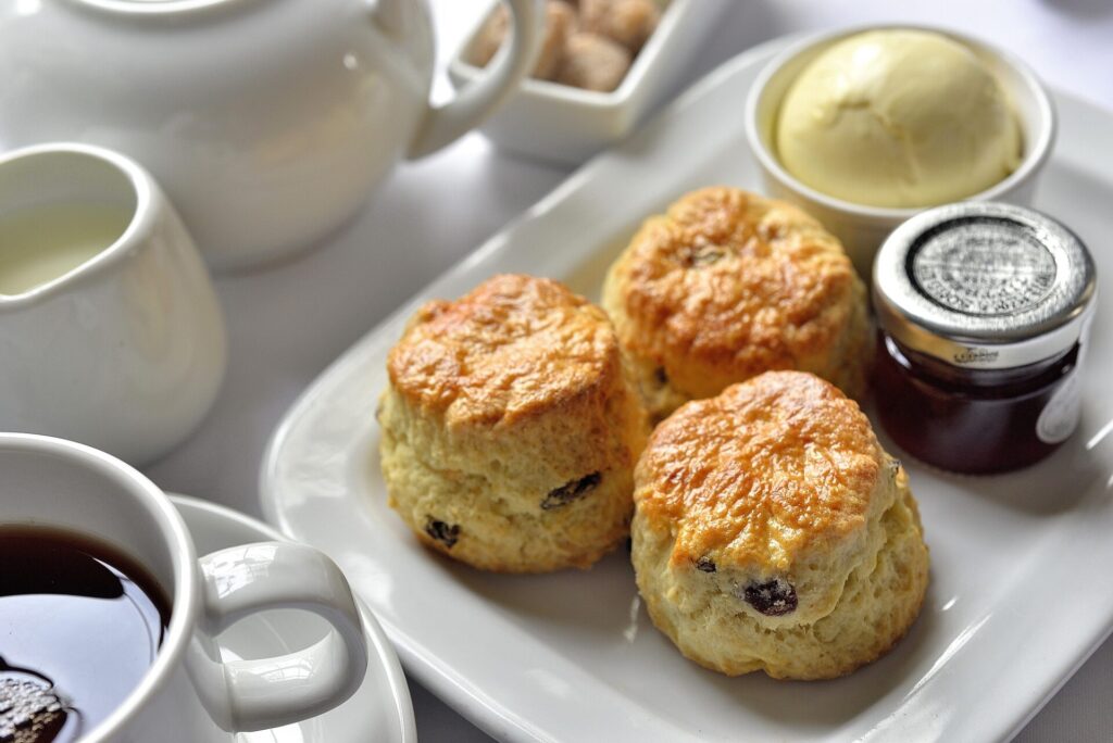 11月1日は 紅茶の日 ☕️ アフタヌーンティーのマナーに関するクイズです♪ @nittohblacktea.jp←お茶の時間をもっと楽しみたい方はフォローしてくださいね！ Q：アフタヌーンティーのマナーとして正しいのはどれ？ A お茶は何杯おかわりしてもよい Bサンドイッチは