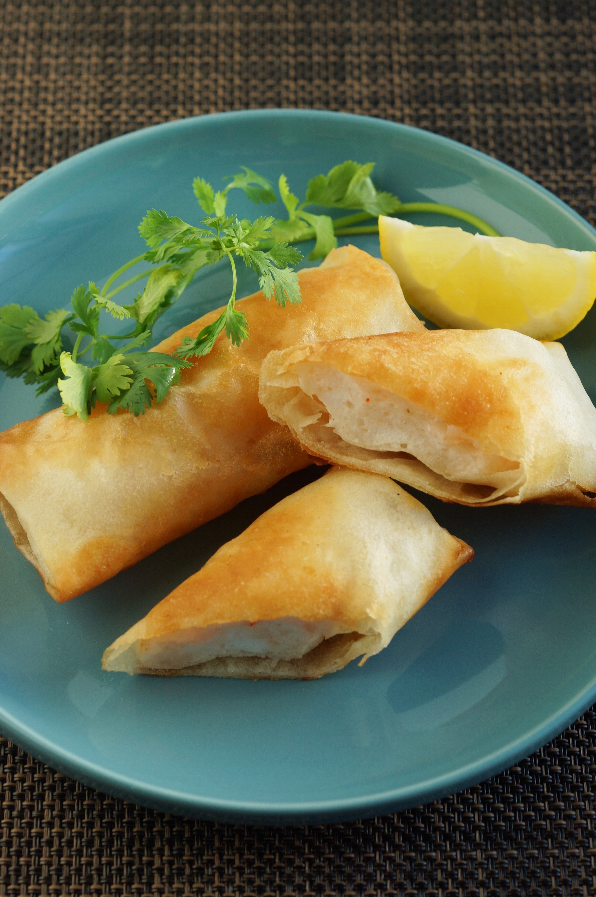 めちゃ旨！揚げ焼きで簡単♡はんぺんとむき海老とチーズの春巻き