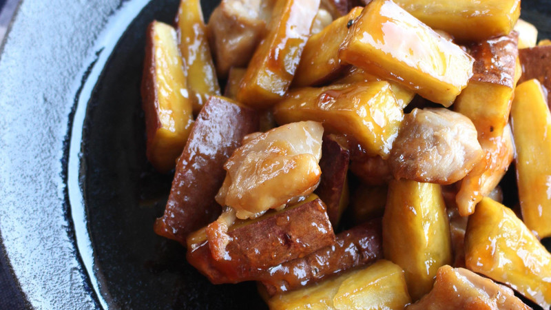 こんばんは‎𓂃 。今日の晩ご飯は さつまいもと鶏肉の照り焼き でした☺︎ スワイプレシピあります▷▷❁献立❁ ❍さつまいもと鶏肉の和風照りバター❍キャベツと茹で卵のサラダ ❍ほうれん草とにんじんの胡麻和え ❍大根とにんじんのお味噌汁 ❍白ご飯 ❍りんご