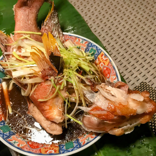 ご飯泥棒 蒸した魚に熱々の油をジュゥ〜〜〜ッ！清蒸魚 チンジャンユー の作り方TSURI HACK 日本最大級の釣りマガジン - 釣りハック