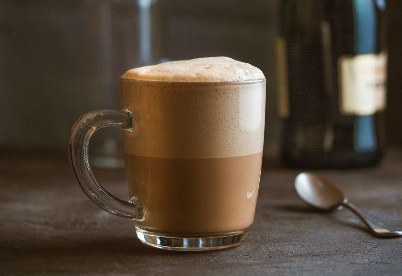 珈琲舎のだの生クリーム , 珈琲舎のだでは、, コーヒーに入れる生クリームに、, 氷水で冷やしたホイップクリームを, ご提供しています。,昭和期は喫茶店で, 見られる光景だったのですが、, 今では非常に珍しく、, 全国でもなかなかみられません。, 毎朝店内でホイップ、,九州産純生クリーム100%という, 贅沢な生クリームを、, コーヒーをご注文いただいた方には, 皆様お出ししています。,