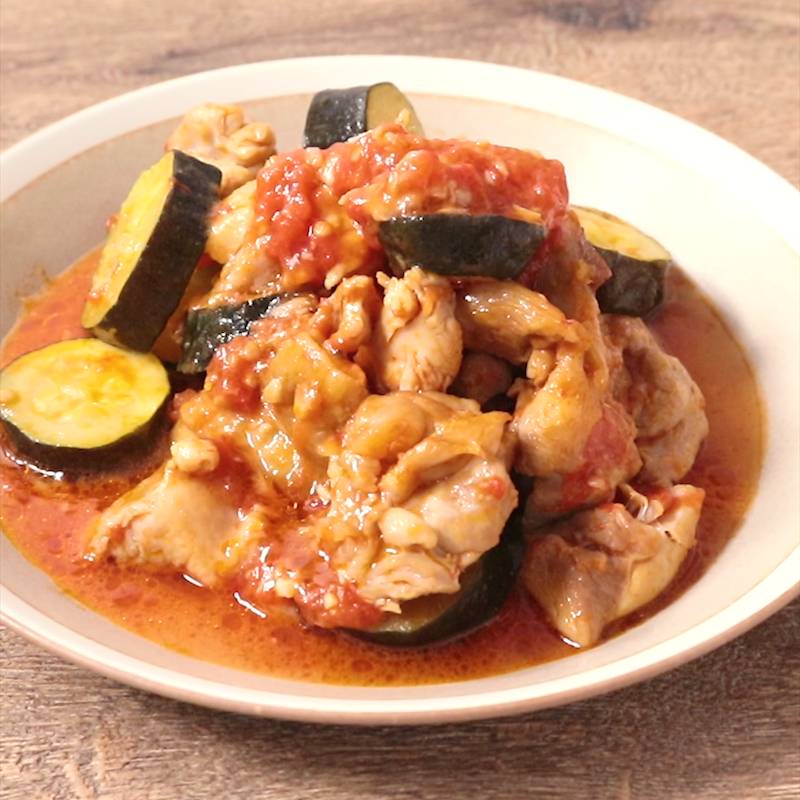 夏☆鶏むねズッキーニなすのトマト缶煮込み