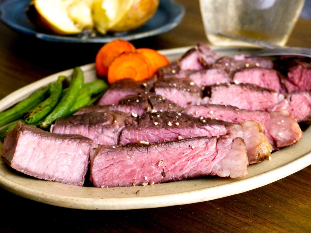 オーブンで超本格「ステーキ」の焼き方!加熱時間と焼き加減の目安も - macaroni