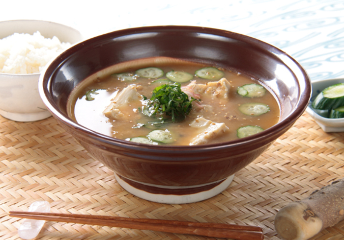 県民が愛する夏の郷土料理 “山形のだし“山形県民以外の人は「だし」と聞くと 「出汁」の方を思い浮かべる方が多いのではないでしょうか？ 「山形のだし 」とは、なすやキュウリなどの夏野菜を、生のままで食べられる山形県の郷土料理。 山々に囲まれ夏は高温多湿で非常