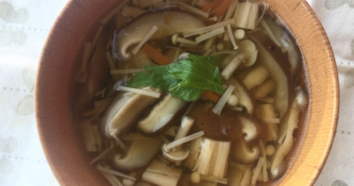 舞茸のだしで作るお吸い物, 舞茸は60〜70度くらいで一番香りが立つ。水から強火で沸騰させてシャキシャキ感は残しつつ、いいおだしとりましょう！,材料 2人前 , 舞茸1パック75g, 水350cc, 酒小さじ1, みりん小さじ1, 薄口醤油小さじ1, すだち1こ, 塩好みで, ねぎ少々,作り方, 1.舞茸は手で割いて水と酒と一緒に鍋に入れ、強火にかける,