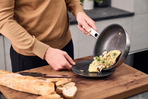 ステンレスのフライパンでお肉を焼く三保原屋 静岡に300年ある家庭用品店