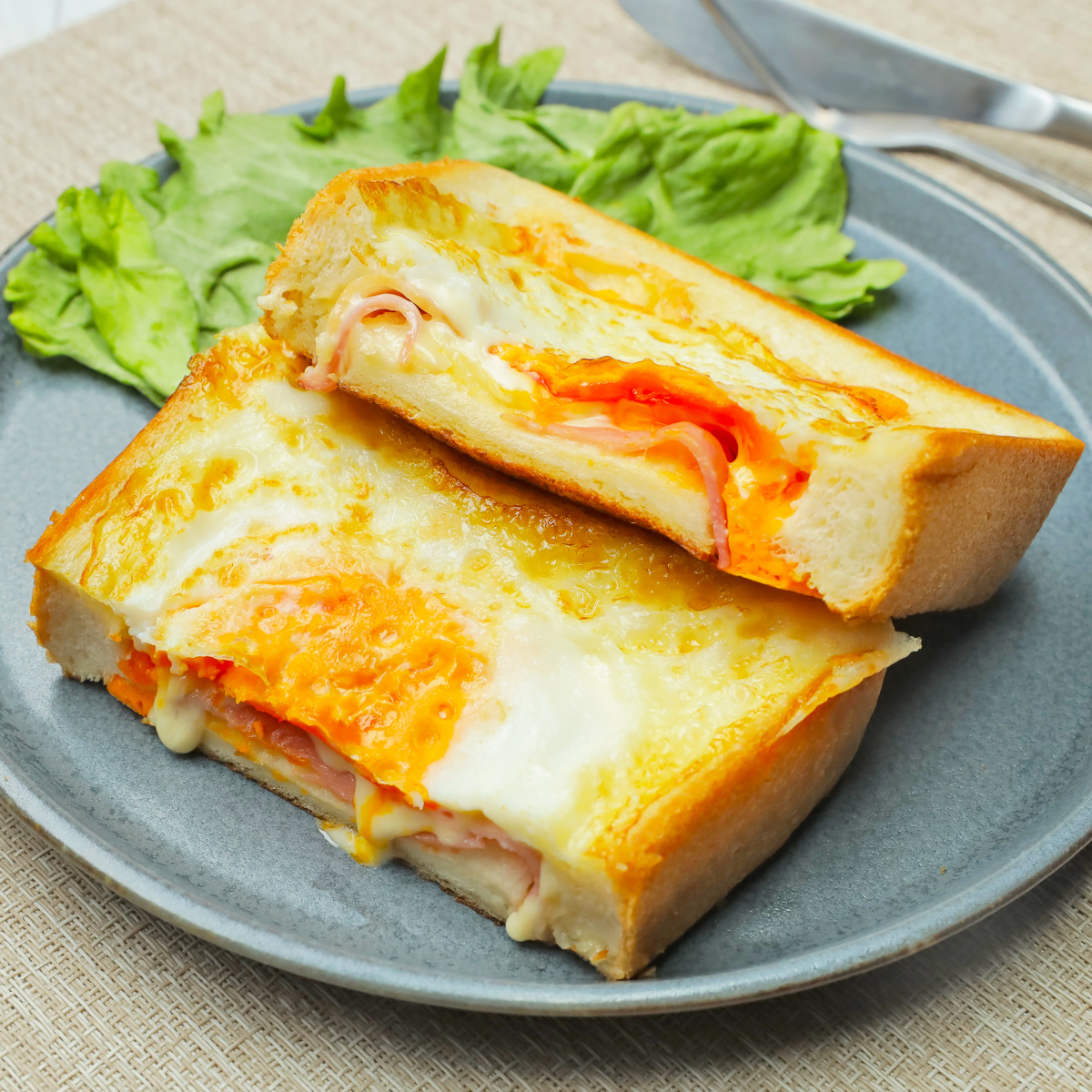 レシピ バター×チーズでふわとろ卵に─「チーズ・スクランブルエッグのトーストのせ」クーリエ・ジャポン