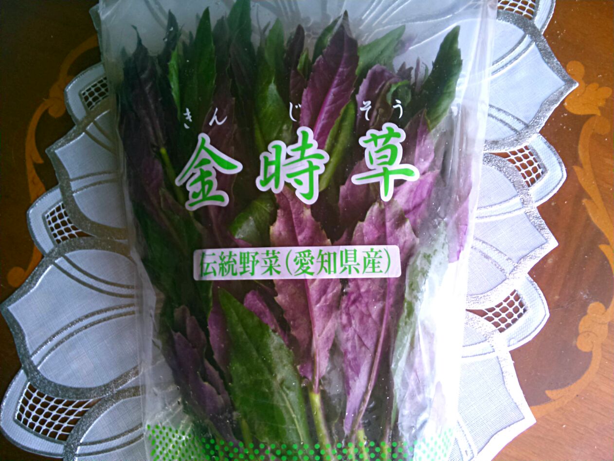 ビュッフェの野菜をご紹介!!!!! 「紫カリフローレ」 ○紫カリフラワーの特徴 花蕾が濃い紫色で、茎の部分は緑色。 ゆでると紫色が流れ出てブロッコリーのような緑色になってしまいます。また食感もブロッコリーに似ているので、この特性を踏まえたうえで料理に活用しま