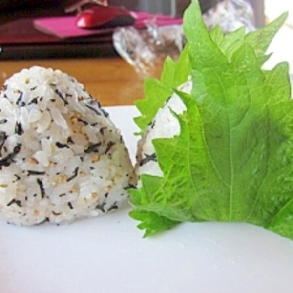 梅ひじきおにぎり