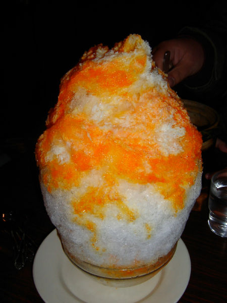 まるで氷山！喫茶マウンテン「たらい氷」に挑む！！ケータイが手放せない