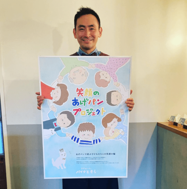 🎓給食豆知識クイズ④ ＼今日はみんな大好き「揚げパン」🍩✨Q. 給食の大人気メニュー「揚げパン」。 最初に考え出された理由は？🤔 ①戦後の食糧不足でカロリーを補うため ② 給食の残ったパンを美味しく食べる工夫から ③ 子どもたちのおやつに出すため ヒント