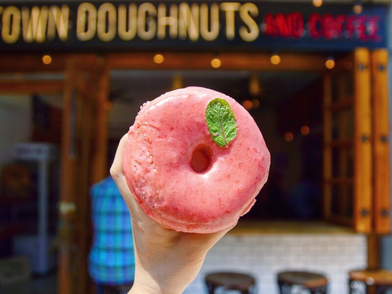 原宿食べ歩き6選』🍕 ＼ FLIES EAT @flieseat2020 で他の投稿をチェック👆今回は東京・原宿の食べ歩きグルメ6選を紹介しています💁‍♀️気に入ったお店があったら保存🔖 チキンオーバーライス食べたことありますか？🤤 ※今後の状況により、営業時間やメニューなどに