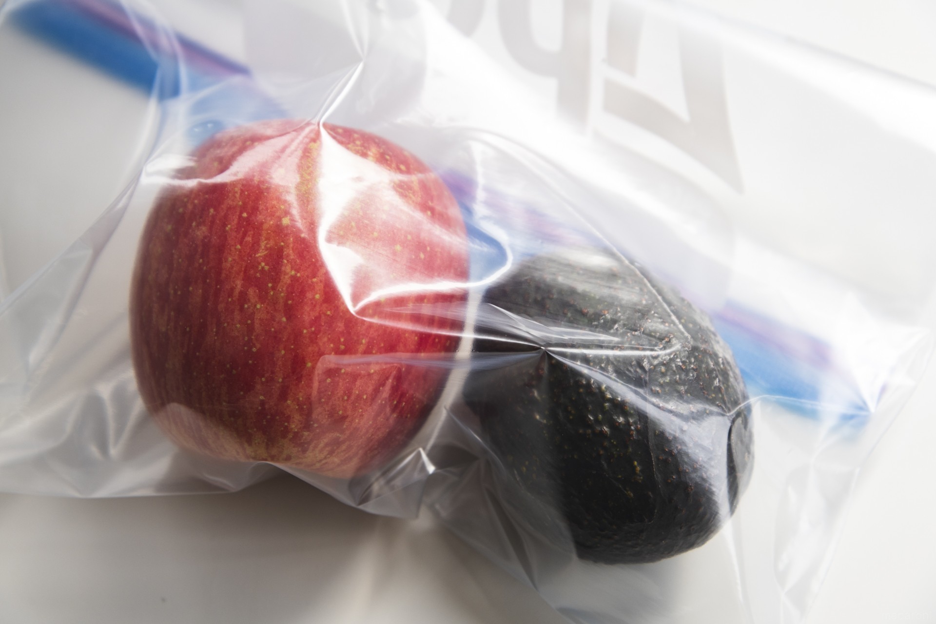 𓊆@aru_no_kurashi𓊇 ラク家事を味方にするズボラママ『ある』です𖤐˒˒固いアボカドにもう泣かない！ たった10分で柔らかくする神ワザ🥑✨「食べごろだと思って買ったのに まるで石！😱」 そんなアボカド問題、誰しも一度は経験あるよね ？ でも、もう大丈夫🙌 固い