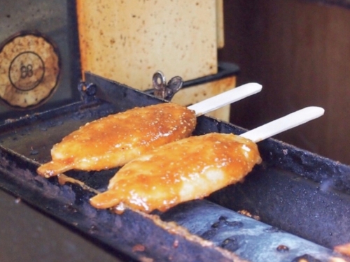 世界遺産白川郷で食べ歩き! . 近くまで車で行けて、冬だけじゃなく今の時期でも楽しむことができたよ . 住所📍 岐阜県白川村荻町 白川鄉 世界遺産 白川郷 岐阜 岐阜観光 岐阜旅行 岐阜食べ歩き 白川郷グルメ