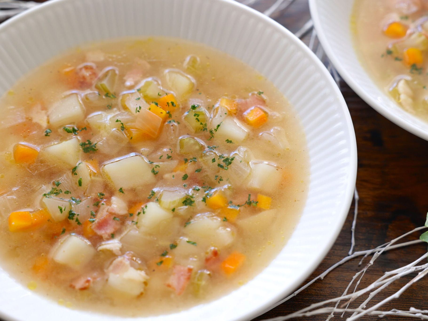 ピーマンとニンジンのコンソメスープ