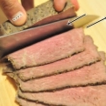 ローストビーフの切り方のポイント, 焼きあがったあとにしっかり休ませ, 繊維を断つように薄く切ること, kasane文化包丁は,薄刃で切れ味が気持ちいい, 軽量で扱いやすく仕上がりが決まります！,ツール , ・包丁：kasane 文化包丁, ・まな板：comorebiKitchen,スミカマkasanesumikamacomorebikitchen,包丁文化包丁
