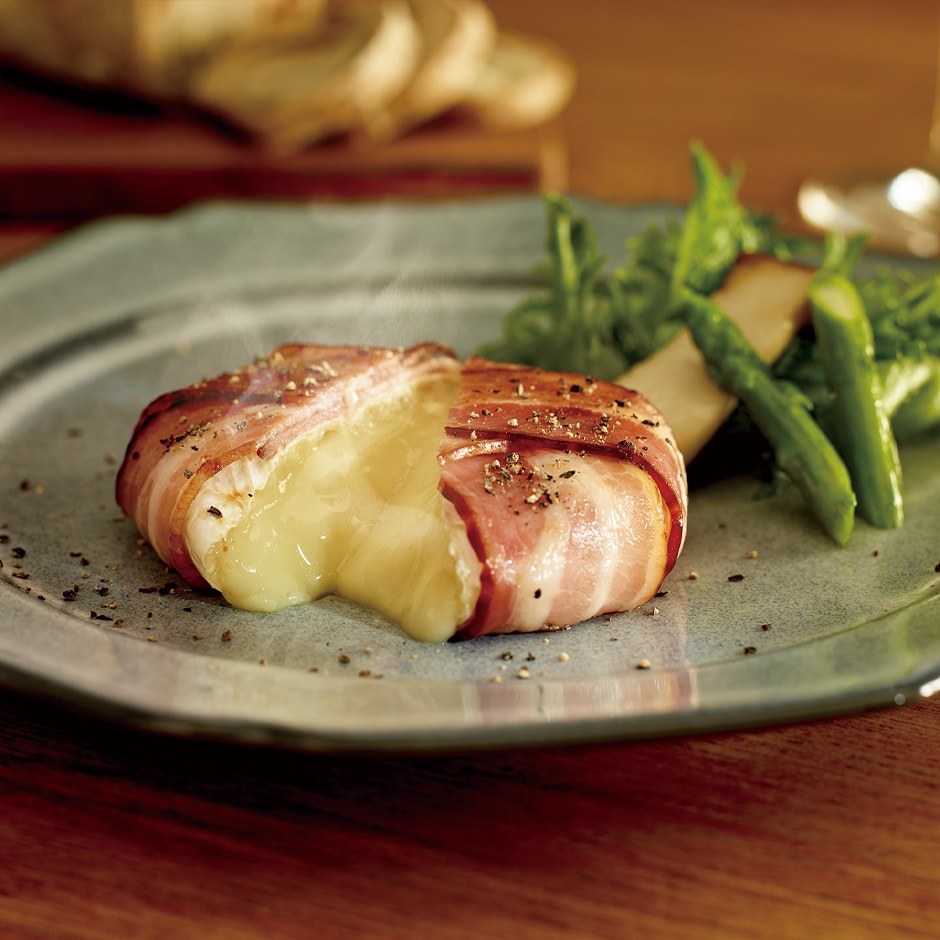 カマンベールベーコン 私のキャンプ飯の大定番🤗💕 ◇材料 •カマンベールチーズ 1個 •ベーコン 4枚 ◇作り方 フライパンの上にベーコンを並べます。真ん中にカマンベールチーズを置いて、ベーコンで包みます。 両面こんがり焼いたら完成! 友だちとキャンプに行ったら