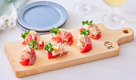 明るい背景にハム生ハムサラミチーズクラッカーオリーブのアンティパストの盛り合わせ クリスマステーブルトップビューオーバーヘッド -厚板のストックフォトや画像を多数ご用意 - iStock