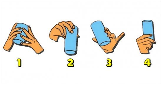 上から見たテーブルの上にミルクと混ぜた緑茶のグラスを持つ手Premium写真