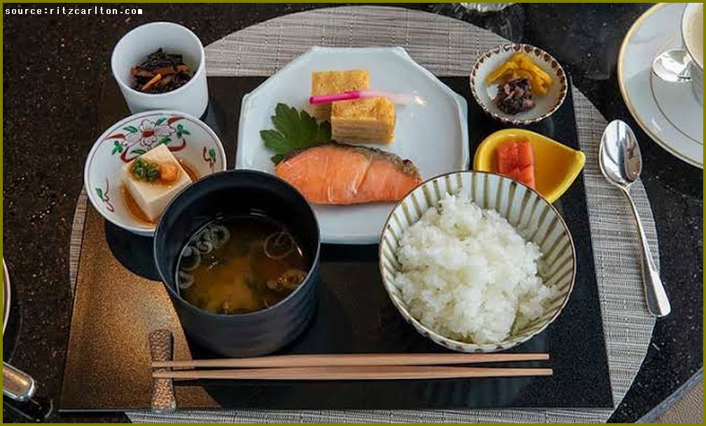 恥をかかないための食事マナー! 味噌汁はどこに置く? 右利き・左利きで違う?Oggi.jp