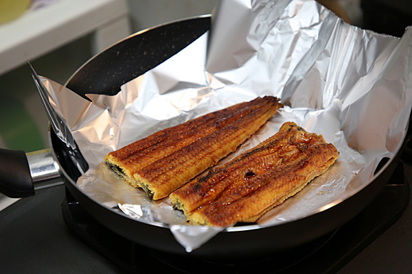 スーパーのうなぎ、分厚いの買わないで って本当！？中国産うなぎ「平べったいvs厚い」焼いて比べたらヨムーノ