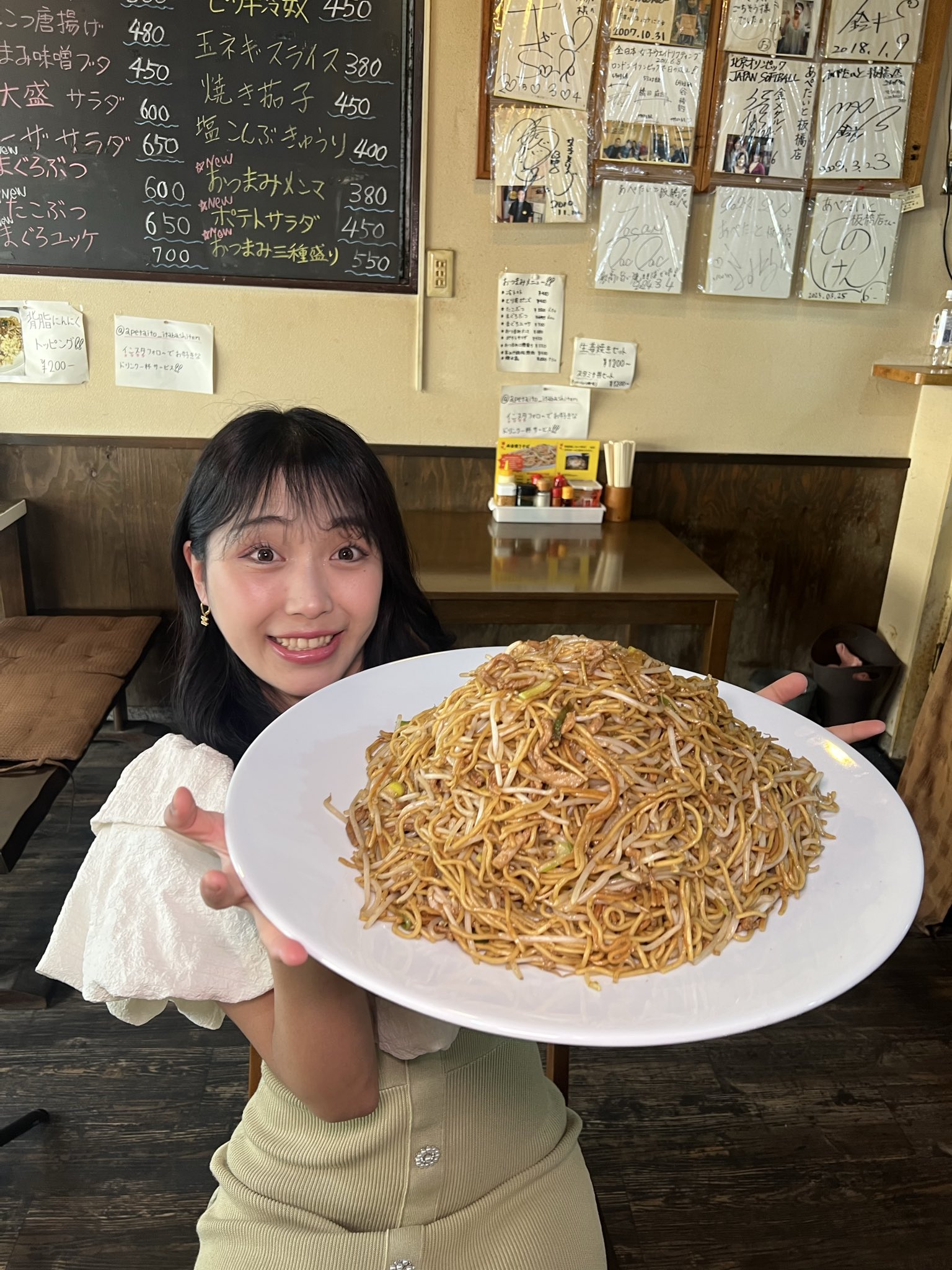 大食い女子大生りっかちゃん▶︎４キロラーメンチャレンジ🍜 - YouTube
