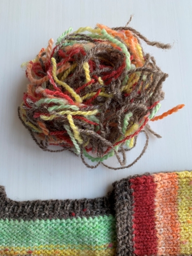 余った毛糸 活用 つなぎ合わせてスヌードもちょこいの もちょこくないの