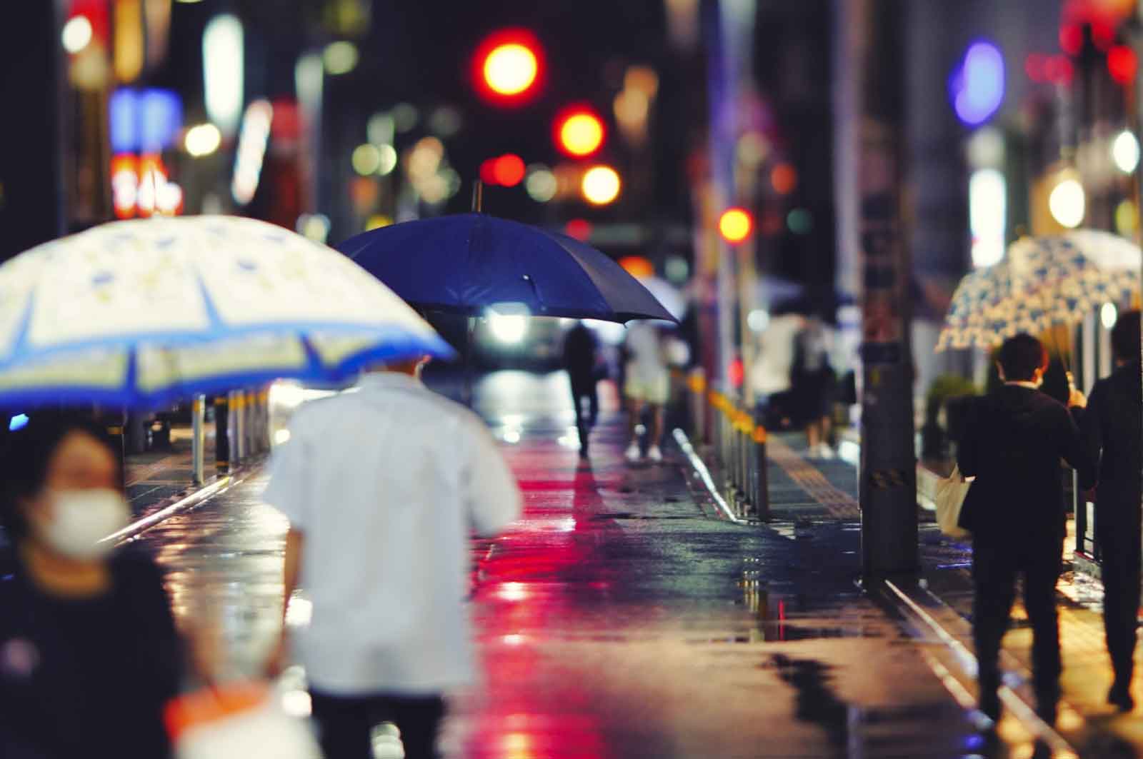 大阪・梅田の路上で、売春の客待ちをするいわゆる「立ちんぼ」行為を防ぐため、警察や地元住民らによる会議が行われ、新たに街灯を設置したり、道路に明るい塗装を施したりするなどの対策を進める方針を決めました。#tiktokでニュース  #読売テレビニュース