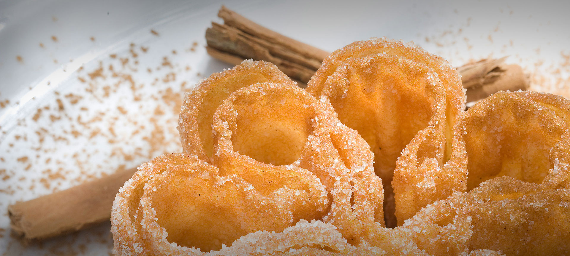 チュロスとはどんなもの？本場スペインではテーマパークで食べないの？スパニッシュRICAちゃんがわかりやすく解説 - フードマニア Food Maniaby 旭屋出版