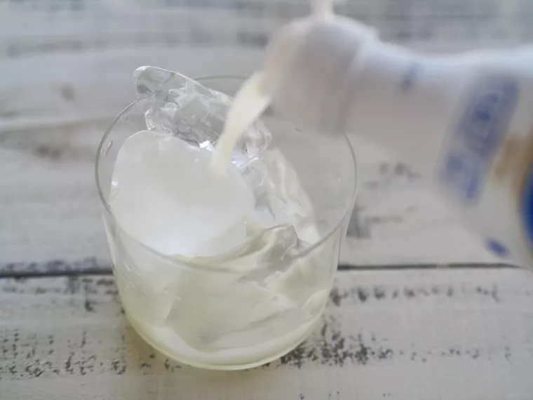 ウイスキーのカルピス割りとは？ おすすめの飲み方や作り方を紹介Dear WHISKY