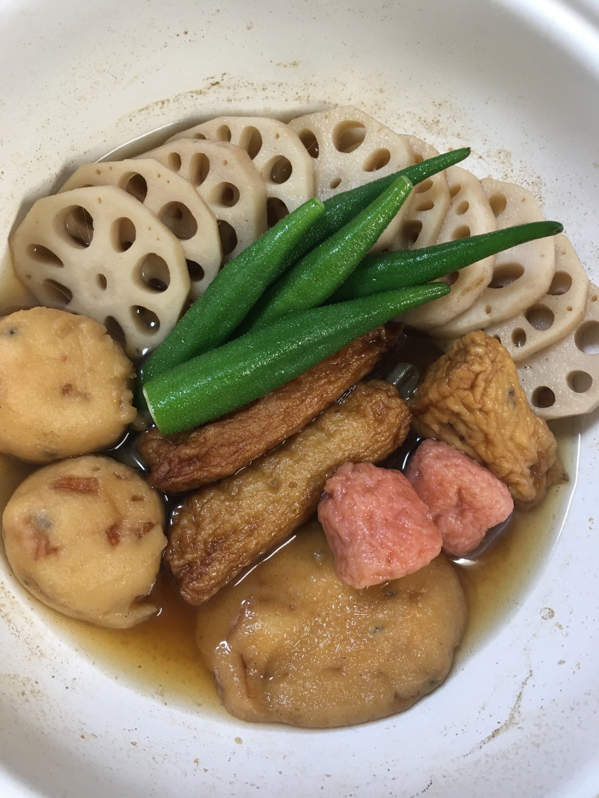 昆布と蓮根の煮物―――――――――― くるんとリボンの形に結んであるおでん昆布と蓮根の含め煮です。 そのまま煮るだけの道東産おでん昆布は、いつもの煮物をワンランクアップしてくれますよ。―――――――――――使用商品道東産おでん昆布 13g 昆布ソムリエの食べるラウス