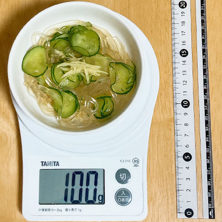 金正食品 葛の里くずきりのご紹介です 北海道産の馬鈴薯澱粉に本葛を加えた、幅広の無添加くずきりです。 これから寒くなり鍋の季節です。もどさずにそのまま鍋に入れてください。 お鍋料理はもちろん、サラダやお惣菜などに。歯ごたえのある食感が楽しめます。山吹屋