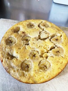 米粉バナナケーキ🍌  米粉を使うことによってかなりもちもちな パウンドケーキになりました🌿シナモンを入れても美味しい♡♡ 混ぜて焼くだけの簡単グルテンフリーケーキ🍰  カロリーもかなり抑えております! 1つあたり 1 8