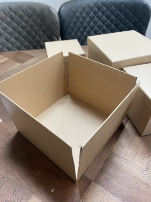 ., ., 毎年恒例のサプライズボックス作り👧🎉, ., 今年はプチギフトに, 鏡やイヤリング、ハンカチを入れて, 作りました🤗, .,お菓子を選ぶ時間も、娘が好きそうな, 小物を選ぶ時間も、作る時間も楽しくって, しあわせです🤗💕, ., ., ., かかった金額は , .,お菓子⏩️1177円, 小物⏩️440円 すべて100均🤗 , ., 箱、ラッピング資材は手持ちのものを,